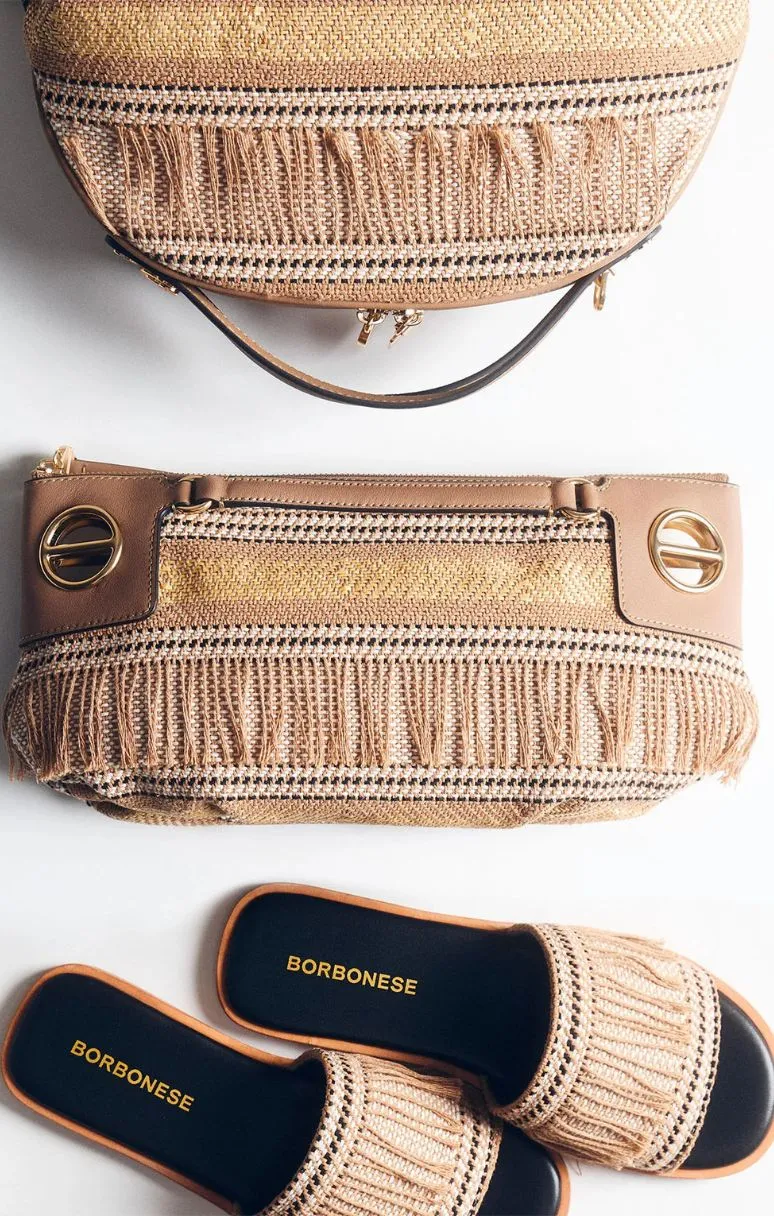 Borbonese - Borbonese je talijanski premium brend poznat po elegantnom dizajnu, vrhunskoj izradi i kvalitetnim materijalima. Njegove kolekcije spajaju bezvremenski stil, udobnost i sofisticirane detalje.