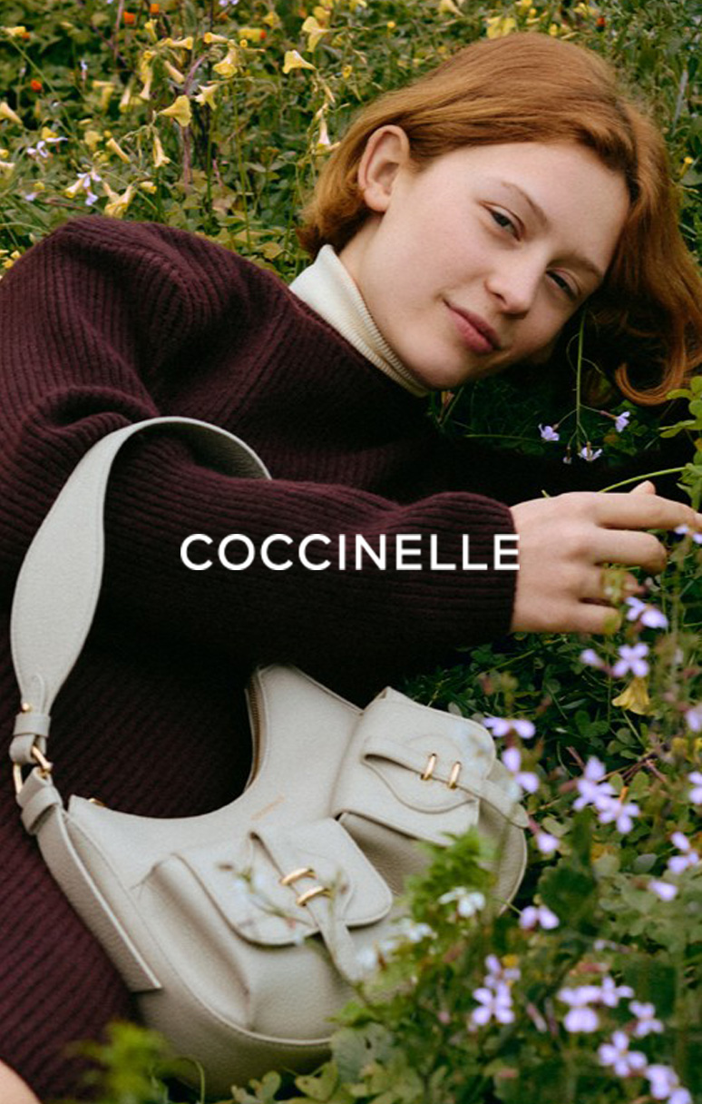 Coccinelle - Coccinelle je renomirani talijanski brend prepoznatljiv po modernoj eleganciji, vrhunskoj kožnoj izradi i funkcionalnom dizajnu. Njegove kolekcije savršeno spajaju talijansku tradiciju, sofis